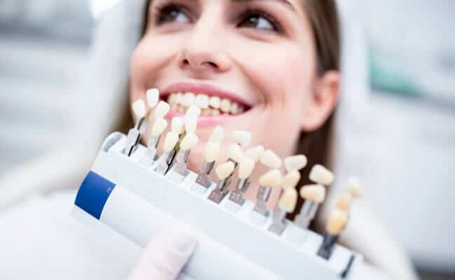 Mujer en silla dental con implantes dentales